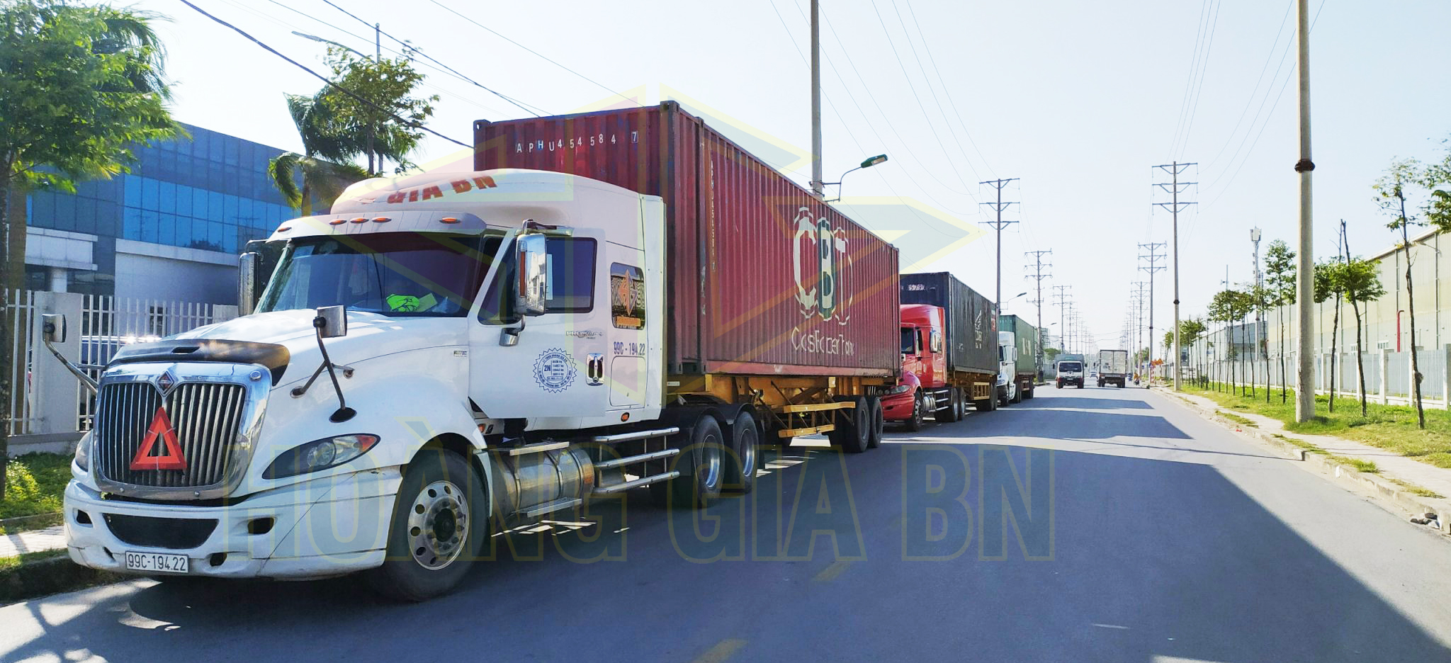 xe container Hoàng Gia BN giao nhận hàng tại khu công nghiệp Quế Võ