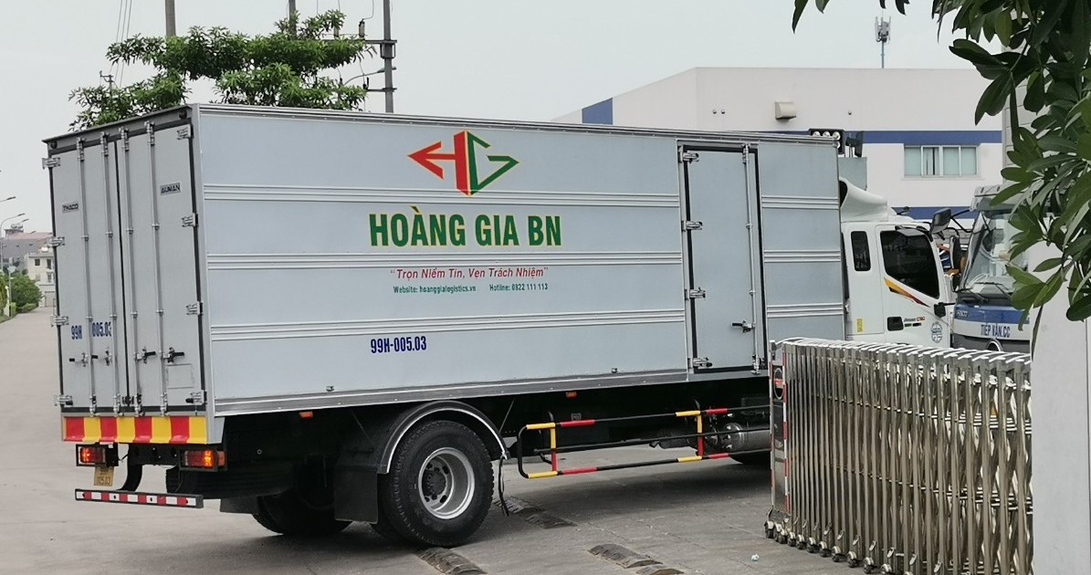 xe tải Hoàng Gia BN giao hàng cho khách